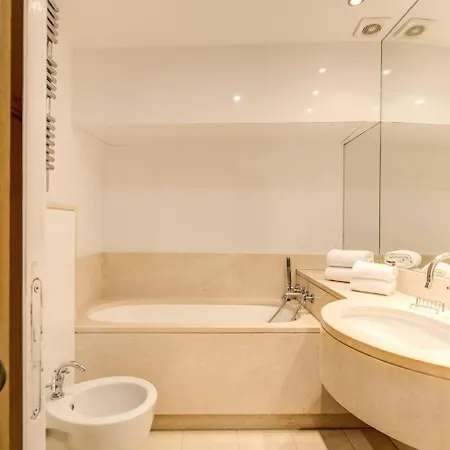 Champs Elysees-faubourg 3-bed In Lejlighed