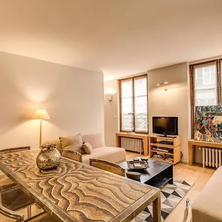 Lejlighed Champs Elysees-faubourg 3-bed In *