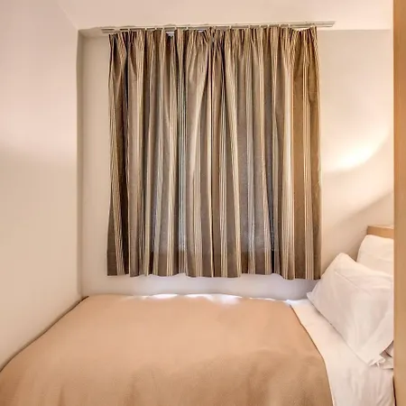 Champs Elysees-faubourg 3-bed In Paris