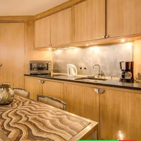 Champs Elysees-faubourg 3-bed In Paris