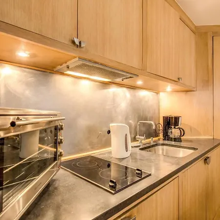 Champs Elysees-faubourg 3-bed In Paris