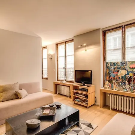 Champs Elysees-faubourg 3-bed In Paris