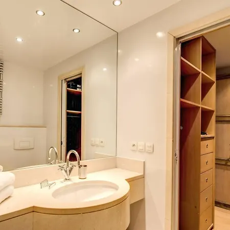 Lejlighed Champs Elysees-faubourg 3-bed In *